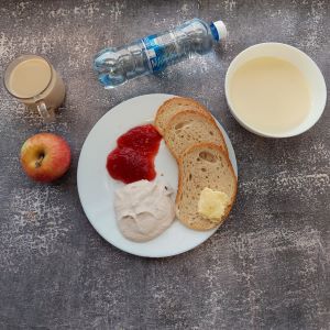 Dieta podstawowa  Kawa zbożowa z mlekiem Kasza manna na mleku Chleb mieszany pszenno-żytni Masło extra Dżem Twarożek różany Jabłko Woda źródlana